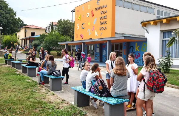 Slovenija je  med državami z največjim krčenjem proračuna za 
izobraževanje v obdobju od leta 2010 do leta 2014.