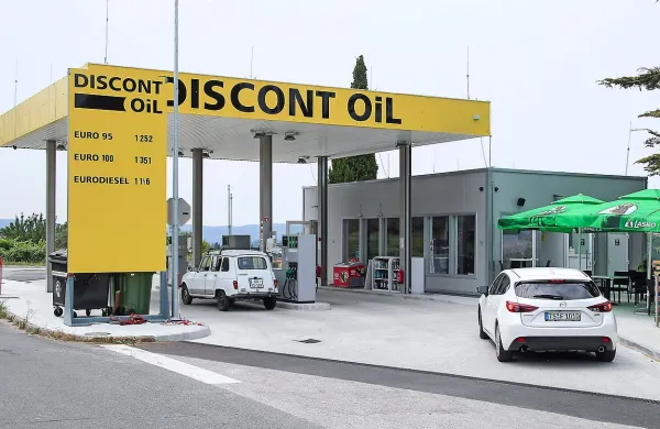 Včeraj ponoči je neznanec vlomil v prostore bencinskega 
servisa na Plavjah in odnesel blagajno, v kateri je bil 
večdnevni izkupiček. 