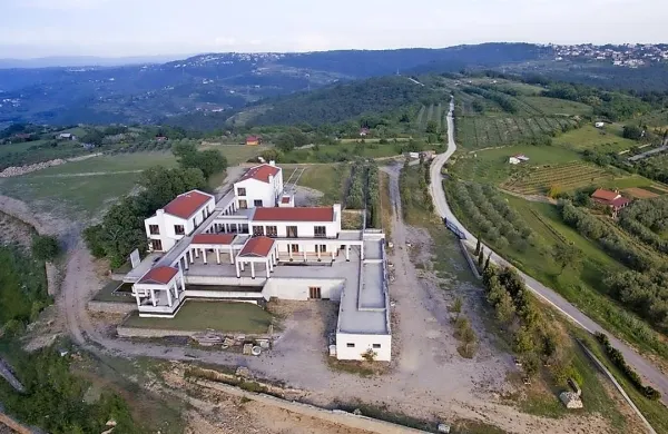  Tri stavbe, ki imajo (skupno) podzemno klet, pritličje in 
nadstropje,   imajo skupaj 1368  kvadratnih metrov. V Raiffeisen Leasingu  opozarjajo še na bližnji  oljčnik.