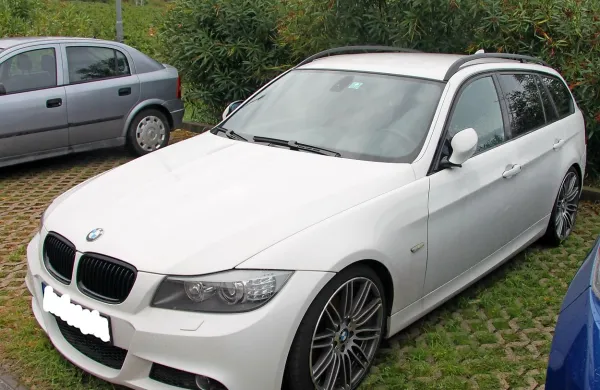 V Izoli so odkrili ukraden osebni avtomobil BMW 320, bele 
barve. 