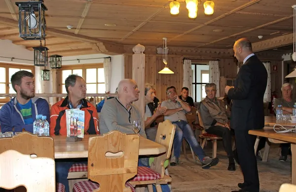 Marjan Batagelj med delničarji CH v Alpski perli na Smučarskem centru Cerkno