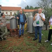 Na Belajevi domačiji so letos nabavili destilator, s katerim so naredili več 
poskusov  pridobivanja eteričnega olja  iz šetraja.  Biolog Bogdan Macarol 
(na fotografiji drugi z desne) je razložil, da šetraj da manj eteričnega olja kot 
denimo sivka.

  