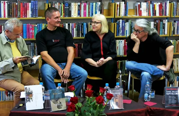 V komenski knjižnici so se pogovarjali (z leve) povezovalec Edvard Kovač in nominiranci  Miha 
Pintarič, Renata Salecl in Marcel Štefančič, jr. Manjkal je Miha Blažič - N'toko.