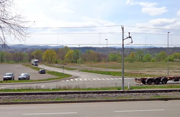 Včeraj so v bistriški coni  prodali prvi dve zemljišči. Eno je kupil 
domači kamnosek, drugo pa podjetje Ipil. 