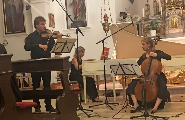 Salzburški baročni trio je navdušil občinstvo v do zadnjega 
kotička polni cerkvi sv. Frančiška. 