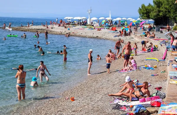 Izolsko kopališče Svetilnik je bilo  vse poletje polno. Zadnje tri 
mesece so v Izoli    zabeležili več nočitev kot lani.