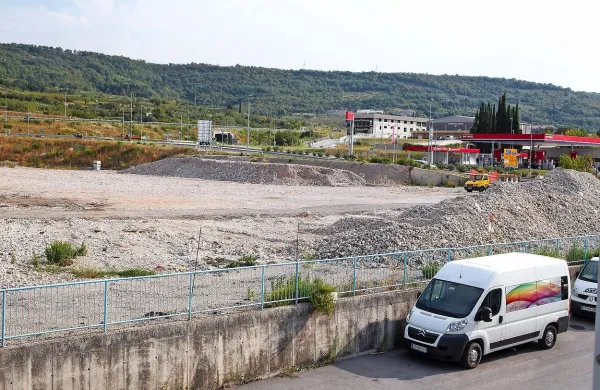 Zemljišče ob  velikem izolskem krožišču ob hitri cesti Koper-Izola še kar sameva.