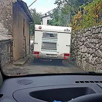 Podpečani imajo še sveže “dokazno gradivo”, da je vas 
priljubljena bližnjica za turiste. 