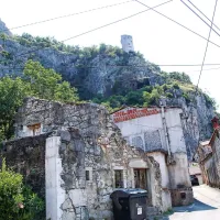 V Podpeči se  v cestne ožine med hišami že nekaj let, 
praviloma poleti,  zagozdijo izgubljeni turisti v  avtodomih in 
počitniških prikolicah, ki iščejo  najkrajšo pot na Hrvaško. 