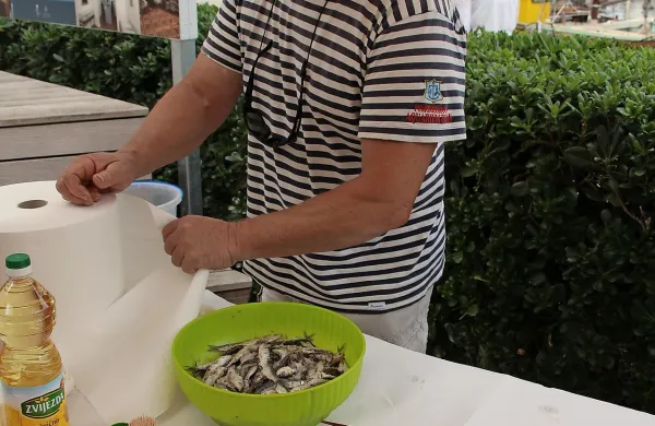 Piranski ribič Dušan Kmetec prikazuje svojo metodo konzerviranja rib, ki se je je naučil od starejših kolegov. 