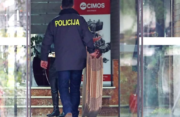 Preiskovalci so pred skoraj štirimi leti opravili številne  hišne 
preiskave, povezane s sumljivo prodajo prebarvanih strojev. 
Bili so  v Cimosu in povezanih podjetjih,  pa tudi pri  nekdanjemu 
predsedniku uprave in še na nekaterih drugih  naslovih. 

