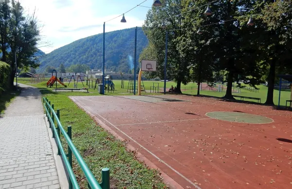 Prenova košarkarskega igrišča je prva v nizu naložb v 
posodabljanje  Brajde, ki bo potekalo več let v skladu z 
razpoložljivim denarjem. 
