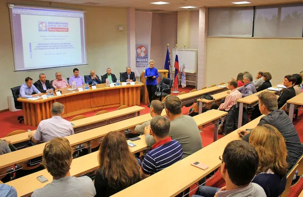 Udeležence okrogle mize je predvsem zanimalo, kako v prihodnje poskrbeti za ustrezne 
kadre, župani pa so morali med drugim pojasnjevati tudi precejšen dvig  kanalščine.