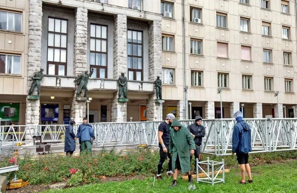 Včeraj so že začeli postavljati prostor za proslavo. Oder bo natanko pred mestno hišo, ki bo  
kot del scenografije sugestivna kulisa.