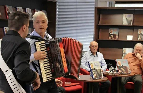 Glavno zvezdo dogodka, harmoniko,  je v knjigarni raztegnil Tržačan  Aleksi Jercog, ki je napisal knjigo o Avseniku. Prisluhnila 
sta mu tudi avtor Slakove monografije Ivan Sivec (v sredini) in etnolog Janez Bogataj.  