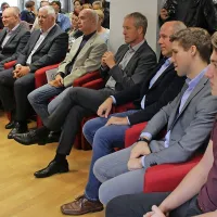Prvo vrsto so zapolnili zlasti Slaki in Avseniki (z leve): Andrej Bergant, ki je s Slakom že  davno tega  nastopal v skupini Fantje s Praprotna,  vdova   Ivanka Slak,  sin Robert Slak, predsednik uprave 
Mladinske knjige Peter Tomšič, Avsenikov sin Martin, glavni urednik Mladinske knjige Bojan Švigelj, Avsenikov  sin Gregor ter njegova sinova Sašo in Blaž.  