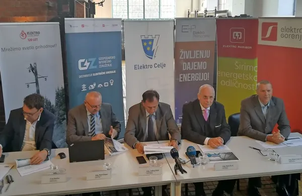 Direktorji petih elektro  podjetij opozarjajo, da je predlog 
Energetskega koncepta Slovenije preveč zaobšel distribucijo. 