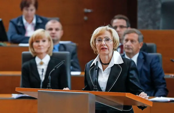 Milojka Kolar Celarc po glasovanju o interpelaciji ostaja 
ministrica za zdravje.