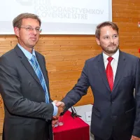 Tujci hitro dobijo vse, Luka in domača podjetja pa (&scaron;e) ne