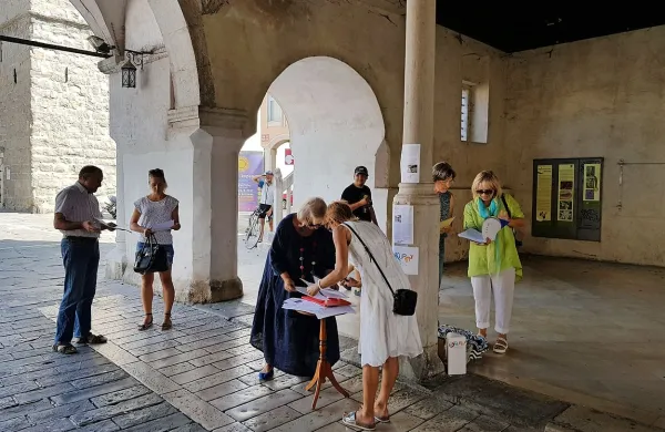 V gibanju Skupaj, ki si je tudi z zbiranjem podpisov prizadevalo, da bi malo ložo kupila koprska občina, slednjo 
pozivajo k sodelovanju pri pripravi okrogle mize.