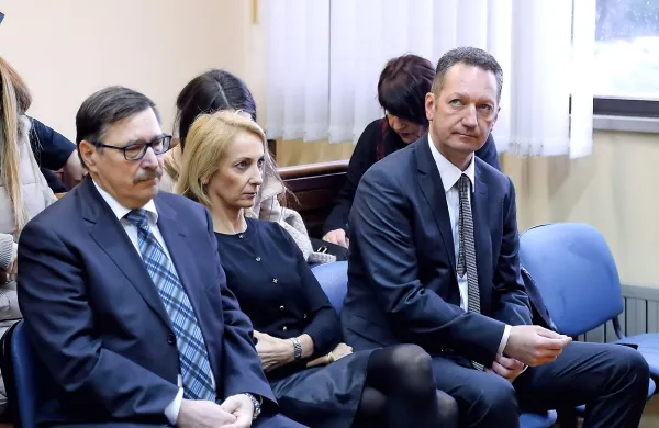 Rajku Sredniku, Sabini Mozetič in Borisu Popoviču se bo po novem na sojenju pridružil še 
zdravnik,  specialist družinske medicine.