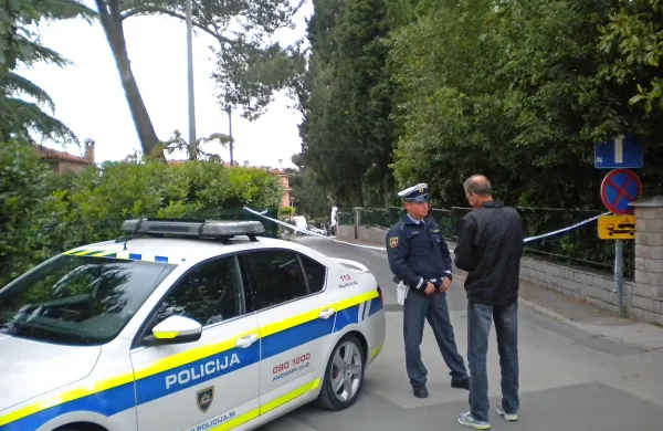 Izolo je sredi maja pretresel brutalen umor, ki se je zgodil v 
družinski hiši v Ulici Sergeja Mašere. Sin je očeta napadel s 
kladivom, nato pa ga je z ročno žago še obglavil.