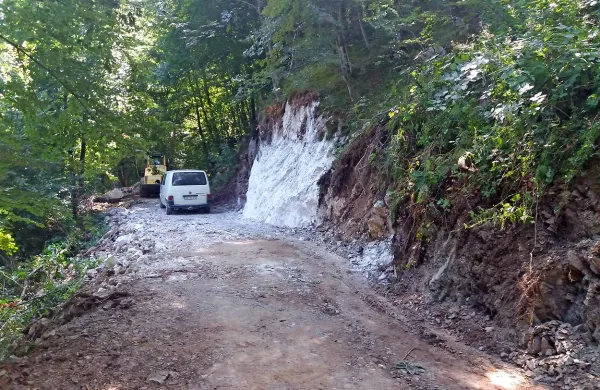  Urejajo cesto proti Ozbenu, ki bo omogočila odstop in vadbo 
manj veščim jadralnim padalcem.