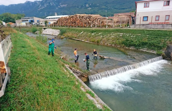 Delavci ajdovske komunale in poklicni gasilci so v enodnevni 
čistilni akciji iz Hublja in Lokavščka potegnili 1,6 tone 
odpadkov.