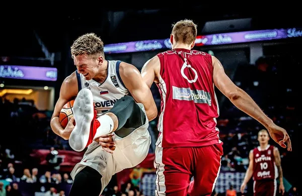“Pa sem te,” si je verjetno mislil  Luka Dončić (levo), ob njem je Kristaps  Porzingis.