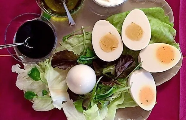 Veganska jajca so videti kot običajna trdo kuhana jajca, le da 
to niso.