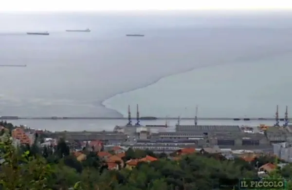 Trža&scaron;ki zaliv v dveh barvah