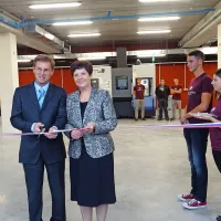 Trak sta na otvoritvi  izobraževalnega centra prerezala premier 
Miro Cerar in ravnateljica Helena Posega Dolenc. 