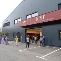 Izobraževalni center sodobnih tehnologij so uredili v novem 
prizidku Šolskega centra Postojna. 