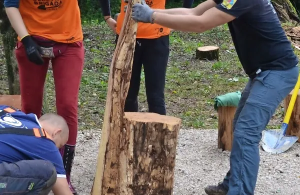 Uredili so tudi učilnico na prostem, ne le za učence, ampak 
tudi kot prostor za druženje.  