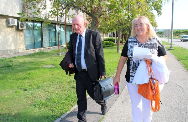 Nataša Fabris z odvetnikom Borisom Marčičem, ki bo 
predlagal, da bi sojenje s koprskega sodišča prenesli drugam. 