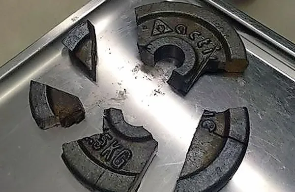 Gasilci so rešili Nemčev penis tako, da so vadbeno utež 
razrezali.