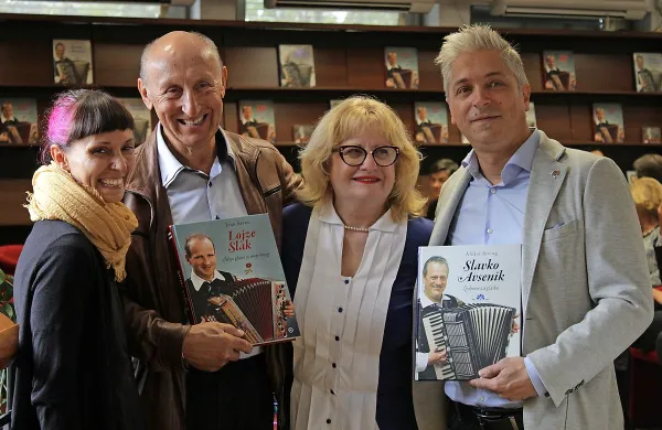 Avtorja knjig Aleksi Jerič (desno) in Ivan Sivec sta k skupnemu fotografiranju povabila še sodelavki z založbe:  oblikovalko Petro  Jerič Škrbec (levo) in urednico Metko 
Pušenjak. 
