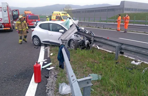 Voznik clia je silovito trčil v zaščitno ograjo, kar je bilo usodno  zanj in za njegovega vnuka.

