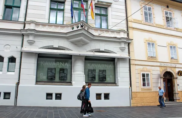        Samevajočo kavarno v občinski stavbi naj bi oktobra ponovno odprli.