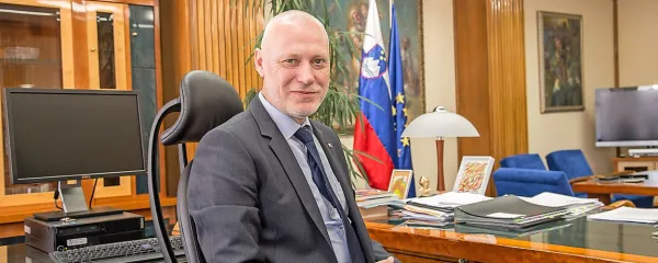 Pisalna miza predsednika državnega zbora je polna delovnega 
gradiva. Na njej sta vedno tudi slovenska ustava in poslovnik 
državnega zbora. Če bi bila nekoliko večja, se ne bi prav nič 
pritoževal.