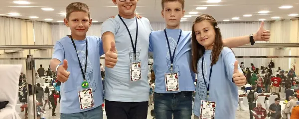 Maks Vičič, Aleks Jeršič, Andraž Gregorič in Taja Guid v 
dvorani svetovnega prvenstva v brazilskem mestu Poços de 
Caldas 