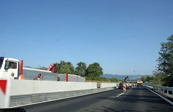 Odsek so obnovili, a morajo odpraviti  nepravilnosti, zato bo promet še dva tedna oviran.