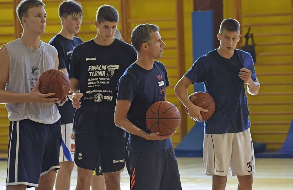 Miro Alilović (drugi z desne) na treningu z mladimi košarkarji 
Koš Primorske.