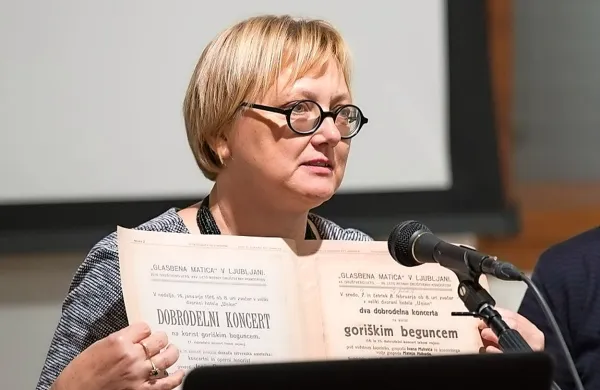 Festival Zbogom orožje, pozdravljena pesem umetniško vodi 
Veronika Brvar.   