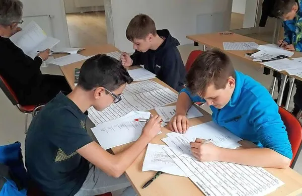 Radio klub Cerkno je po večletnem zatišju pridobil mlade, šolane člane.