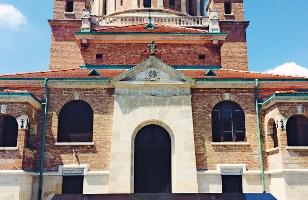 Na grobu prvega hrvaškega predsednika Franja Tuđmana je 
danes okoli poldneva storil samomor zagrebški fotograf.