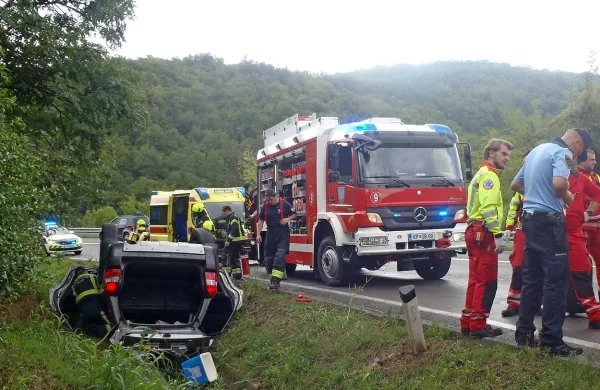 Avstrijski par je na cesti proti Šmarjam včeraj dopoldne 
končal z avtom na strehi. 