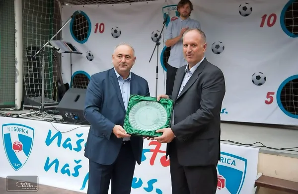 Radenko Mijatović (levo) je  ob 70-letnici kluba izročil priznanje predsedniku ND Gorica Hariju Arčonu. 