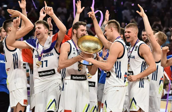 Naslov evropskega prvaka slovenskih košarkarjev so pospremili številni slovenski navijači, med njimi so tudi zdajšnji 
in nekdanji športniki, ki vsi po vrsti čestitajo slovenskemu 
taboru za zlato v Carigradu