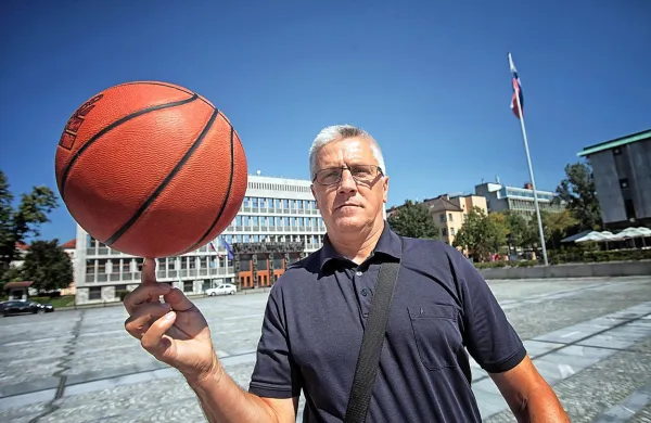 Peter Vilfan: “Vsak je sprejel svojo vlogo, pa 
čeprav je v svojem klubu med najboljšimi. Tega 
prej ni bilo.  Še nobena reprezentanca ni kazala 
take lakote  po uspehu kot ta.”